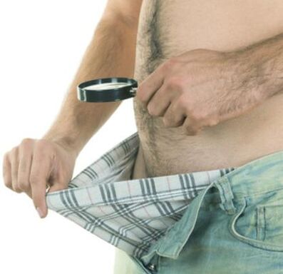 mees uurib oma peenist ja soovib seda suurendada